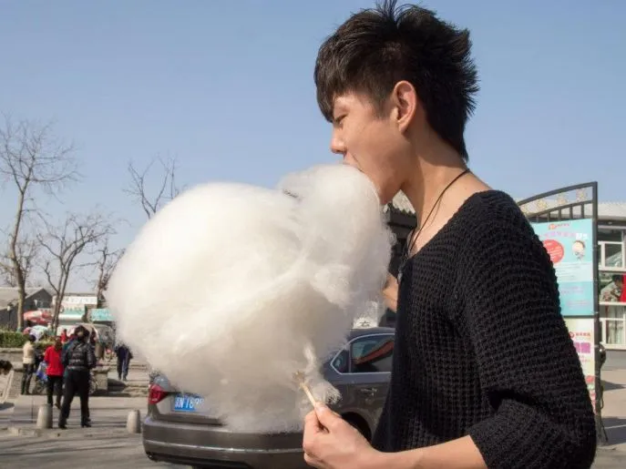 Jongen met suikerspin in Beijing
